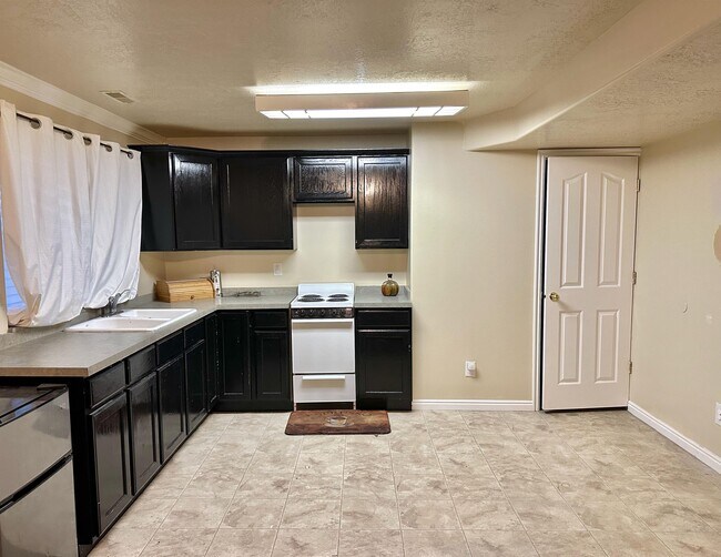 Building Photo - 96 W 2350 N