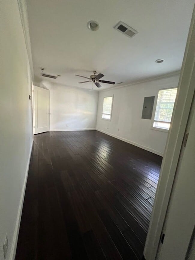 Building Photo - 3 Bedroom 3 Full Bath on 2 Acres