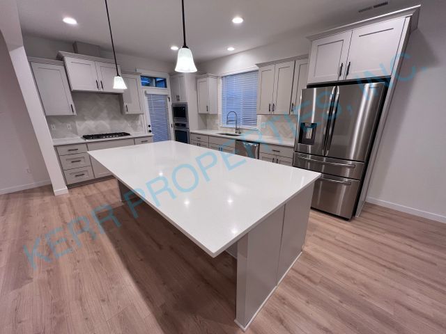 Building Photo - FREE RENT! Spacious 4-Bedroom Home in Happ...