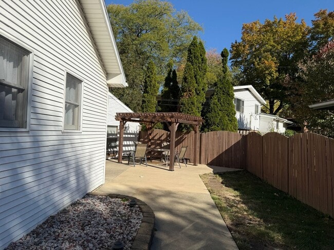 Building Photo - Charming 2 BR 1.5 bath house near ISU