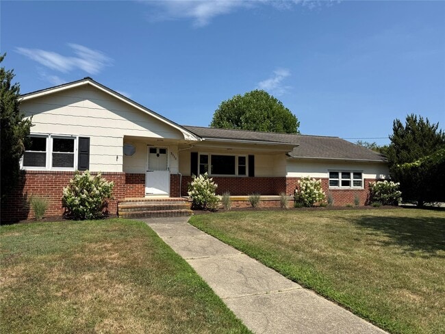 Building Photo - 3220 Delmar Dr