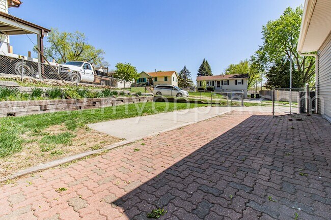 Building Photo - Pristine 4 Bedroom / 2 Bathroom Home | Wes...