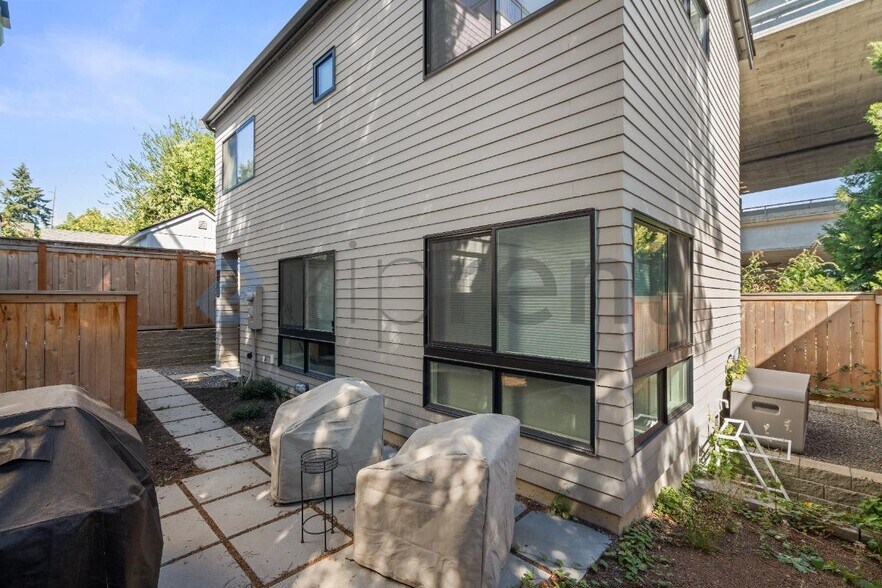 Building Photo - Unit