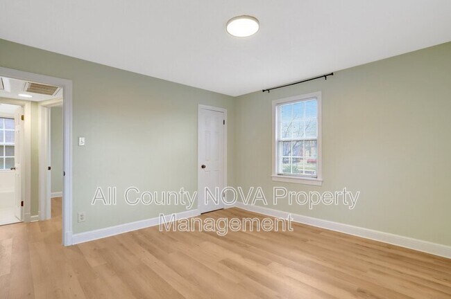 Building Photo - 2405 Arlington Blvd