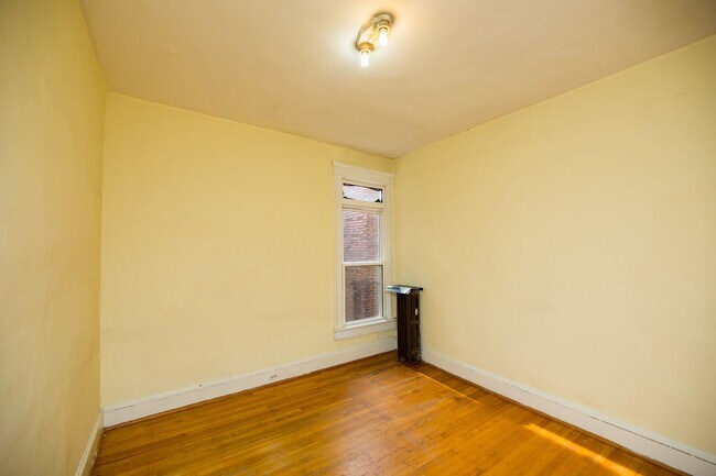 Building Photo - 2026/2027 JHU Off-Campus Charles Village 3bd/1ba Rowhouse w/ W/D!! Available 6/9/26