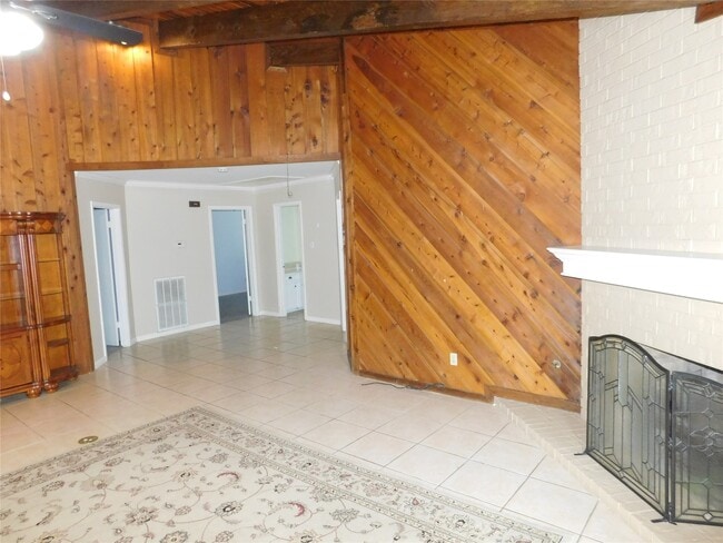 Building Photo - 725 W 42nd St