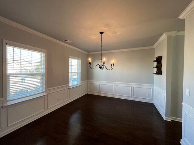 Building Photo - 4 Bedroom 3 Bath - Gorgeous Backyard in Le...