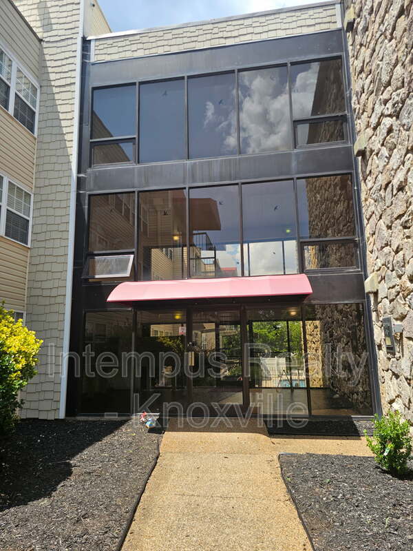Building Photo - 2749 Sullins St