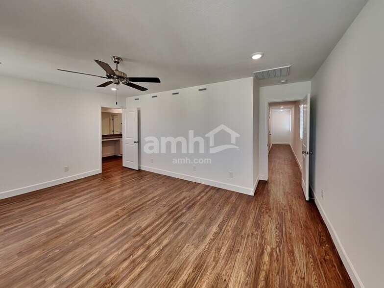 Building Photo - 5847 Vaes Dothrak St