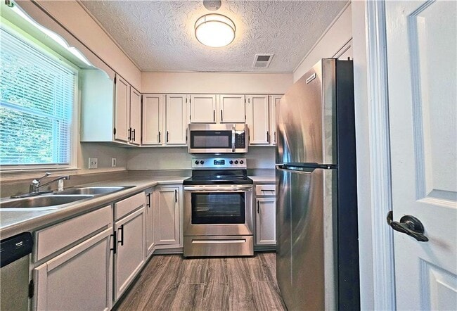 Building Photo - 434 High Creek Trce