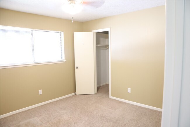 Building Photo - 2215 Silver Falls Dr
