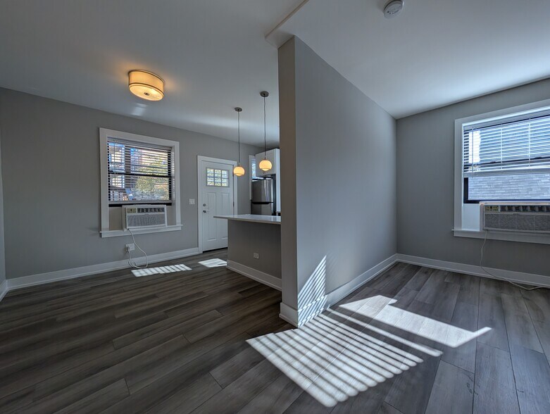 Building Photo - 3935 N Janssen Ave