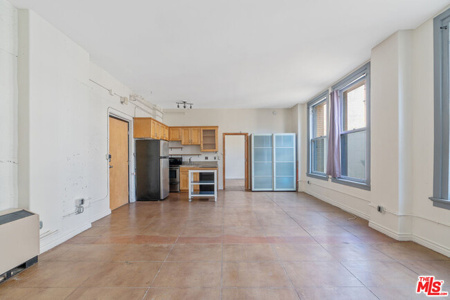 Building Photo - 215 W 7th St