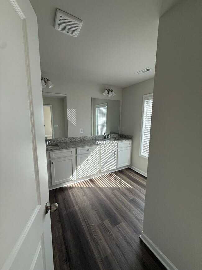 Building Photo - Townhome