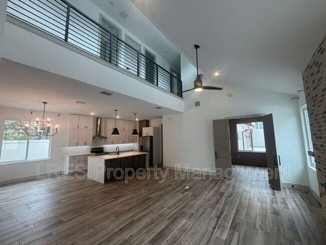 Building Photo - 722 Ellwood Ave