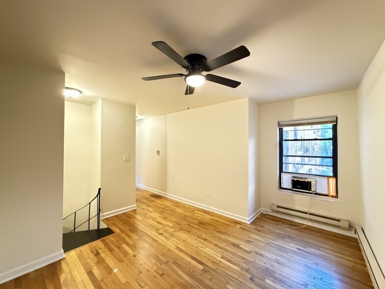 Building Photo - 850 W Cornelia Ave