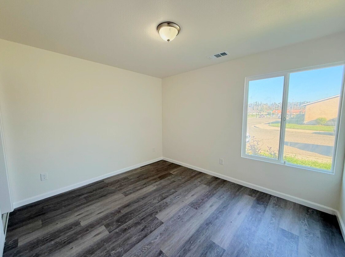 Building Photo - 1422 Lansing St