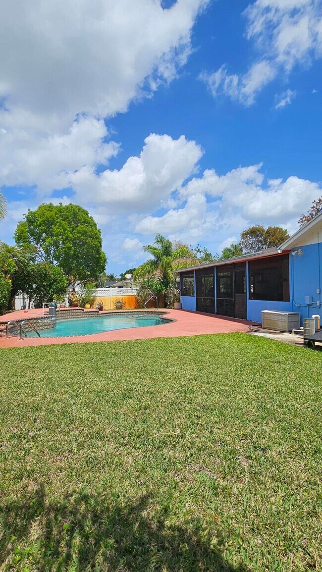 Building Photo - 12157 Sycamore Ln