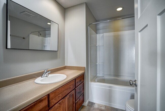 Guest Bath - 9121 Weatherstone Rd