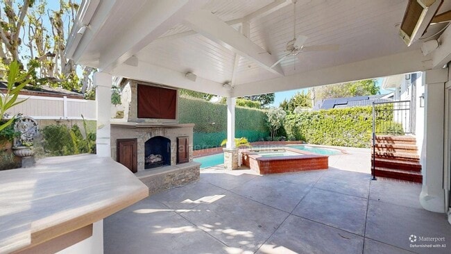 Building Photo - Large Spacious Home with a Pool!