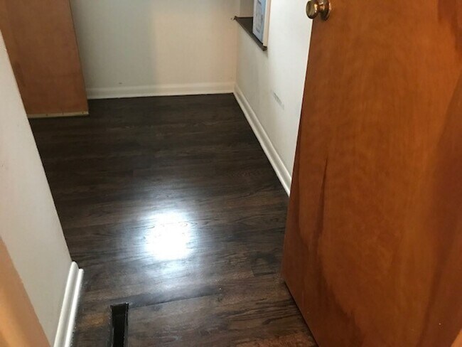 Building Photo - Ward Parkway Duplex Home with 2 Car Garage