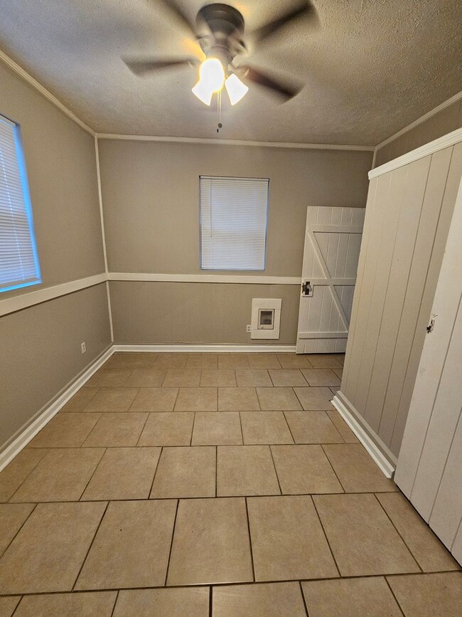 Building Photo - 2 Bedroom 1 Bath Downstairs apartment in t...