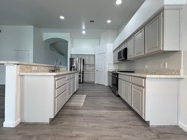 Building Photo - 4 BEDROOM POOL HOME!