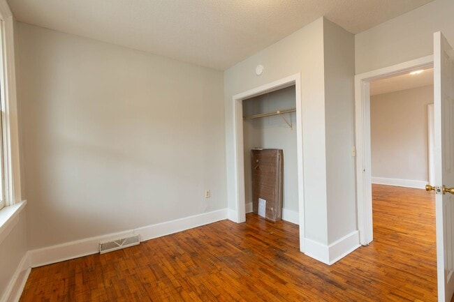 Building Photo - 323 S Raleigh St