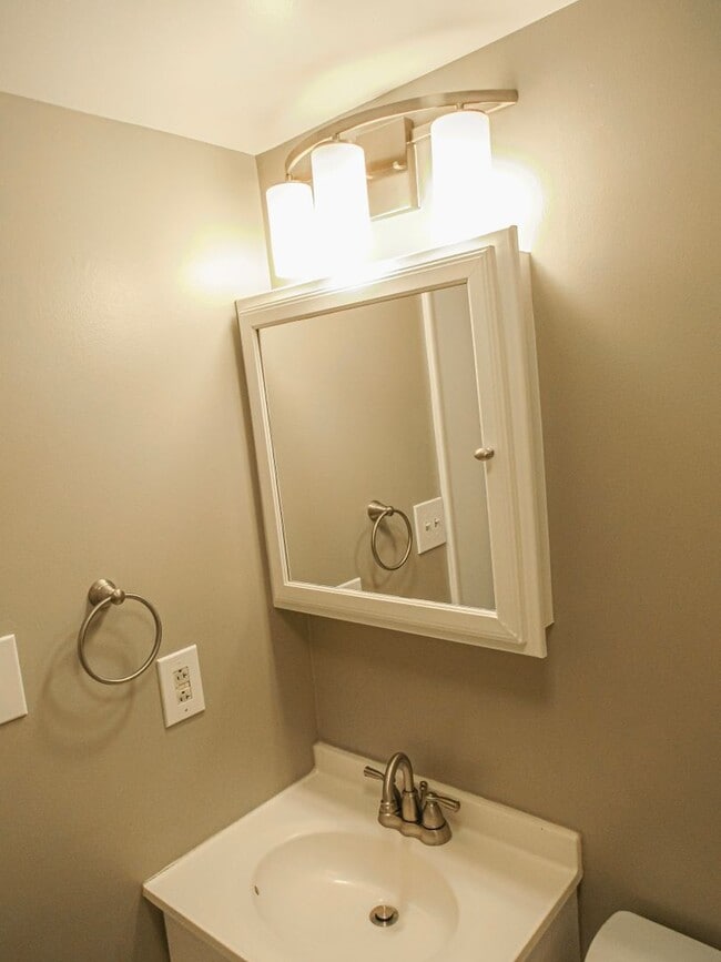 Building Photo - Bright and Modern 1 Bed 1 Bath Condo With ...