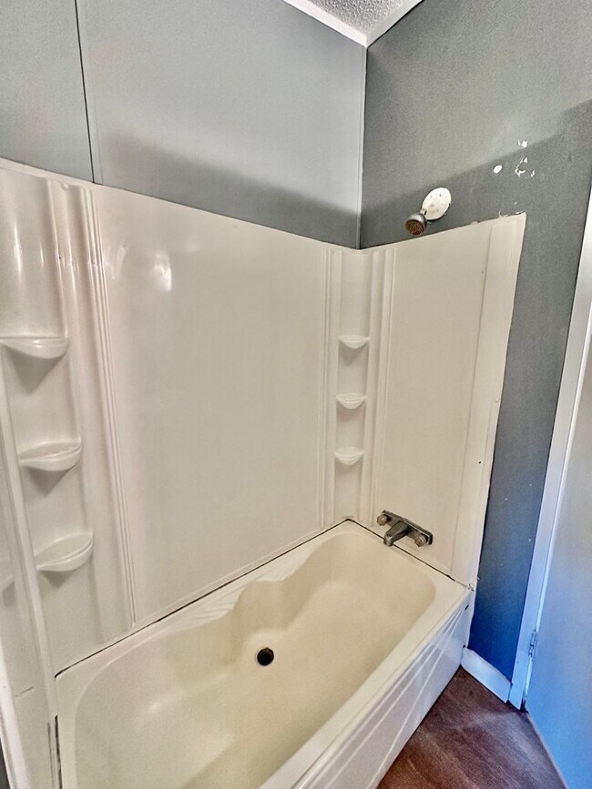 Building Photo - 4 Bedroom/2 Bathroom in Chipley, FL