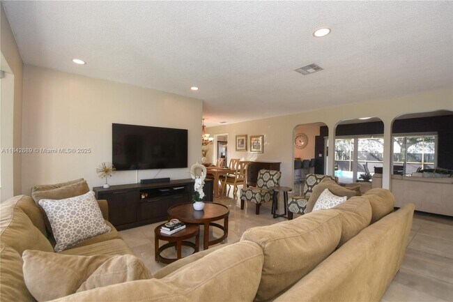Building Photo - 609 S Crescent Dr
