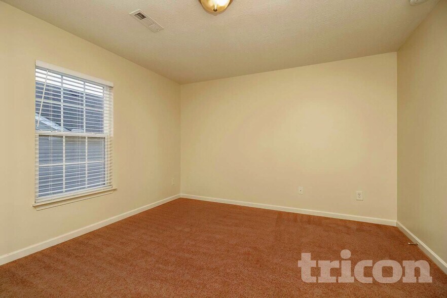 Building Photo - 3001 Deer Trail Dr