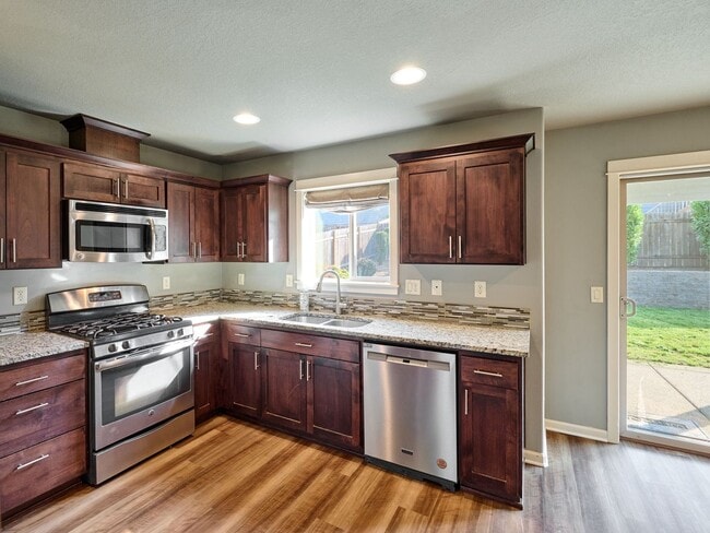 Building Photo - Beautiful 4 bedroom/2.5 Bath Home On Large...