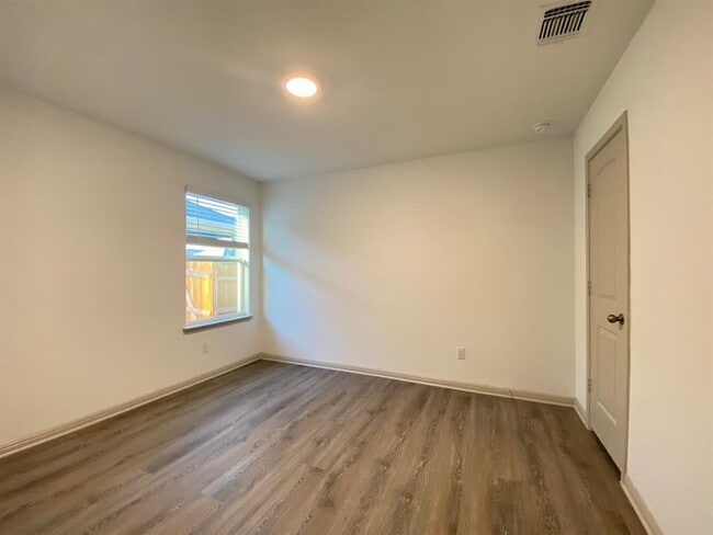 Building Photo - 202 Sweetwater Crk Ln