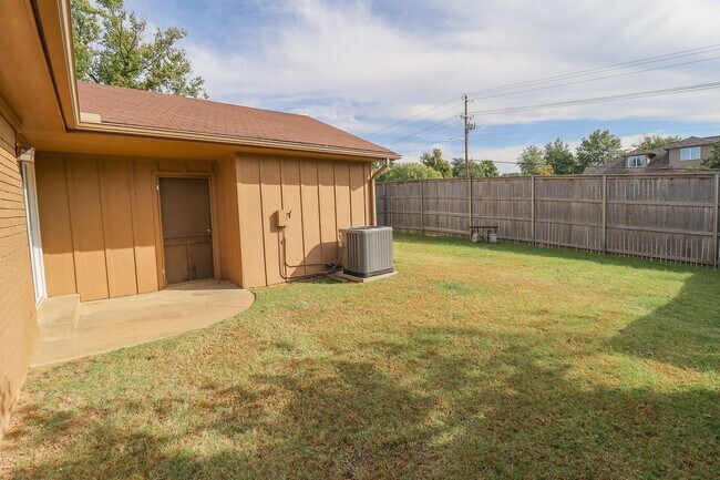 Building Photo - Updated Move In Ready 3-Bedroom Home, Grea...
