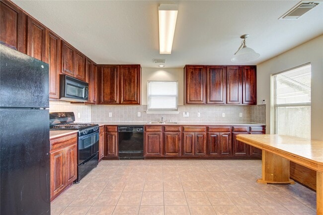 Building Photo - 15326 Mission Oak Dr