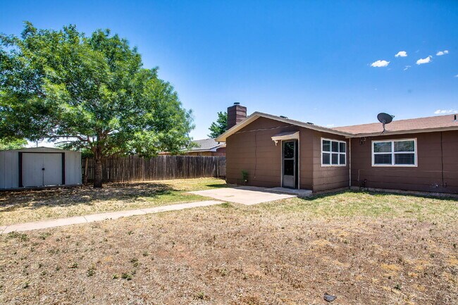 Building Photo - Cute 3/2/2 Recently Redone