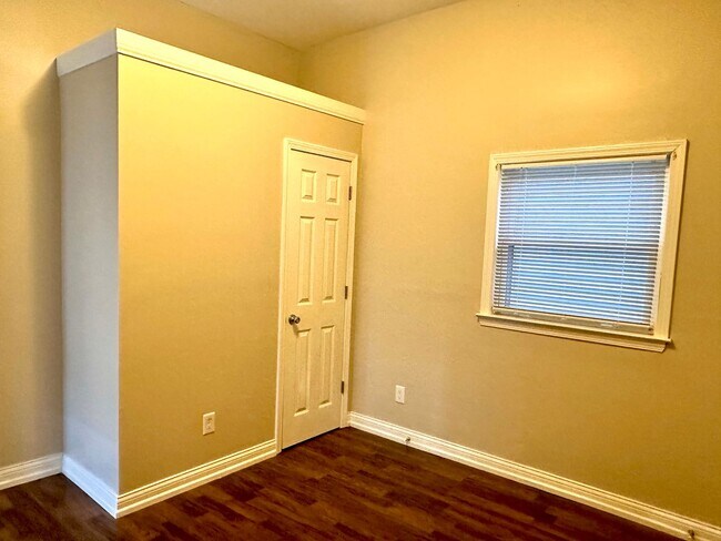 Building Photo - Renovated Germantown House in Great Location