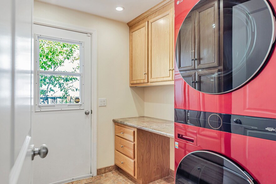 Building Photo - 520 Weybridge Dr
