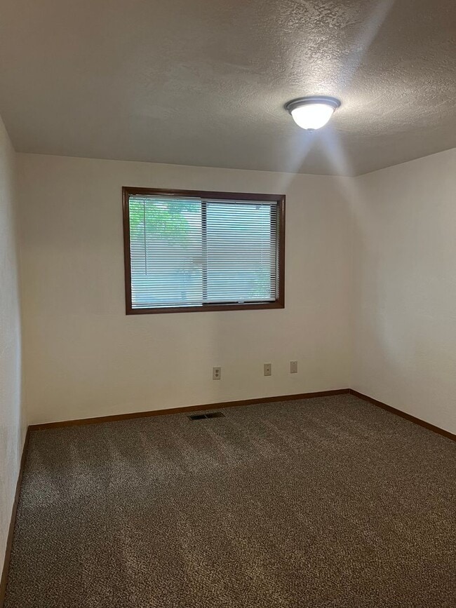 Building Photo - 3 Bedroom 2 Bath House