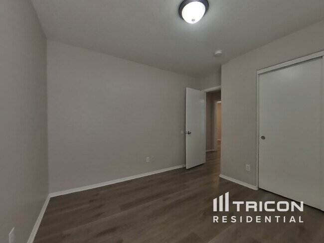 Building Photo - 13261 W Paradise Ln