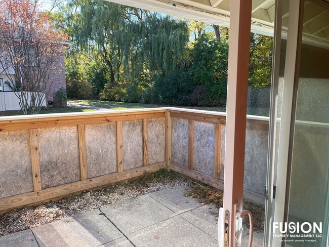 Building Photo - 3 Bedroom/2 Bathroom Condo Right Near Oakledge Park w/Pool!