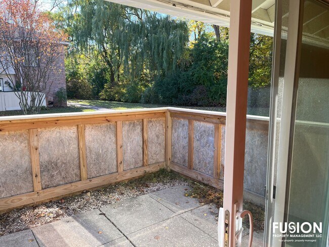 Building Photo - 3 Bedroom/2 Bathrroom Condo Right Near Oakledge Park!