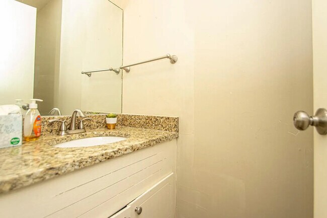 Building Photo - 2 bedroom 1.5 bath townhome in Hillcrest