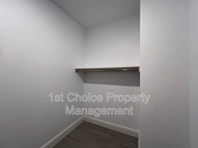 Building Photo - 2101 Sun Star Dr