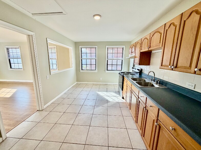 Building Photo - 1843 Hubbard St