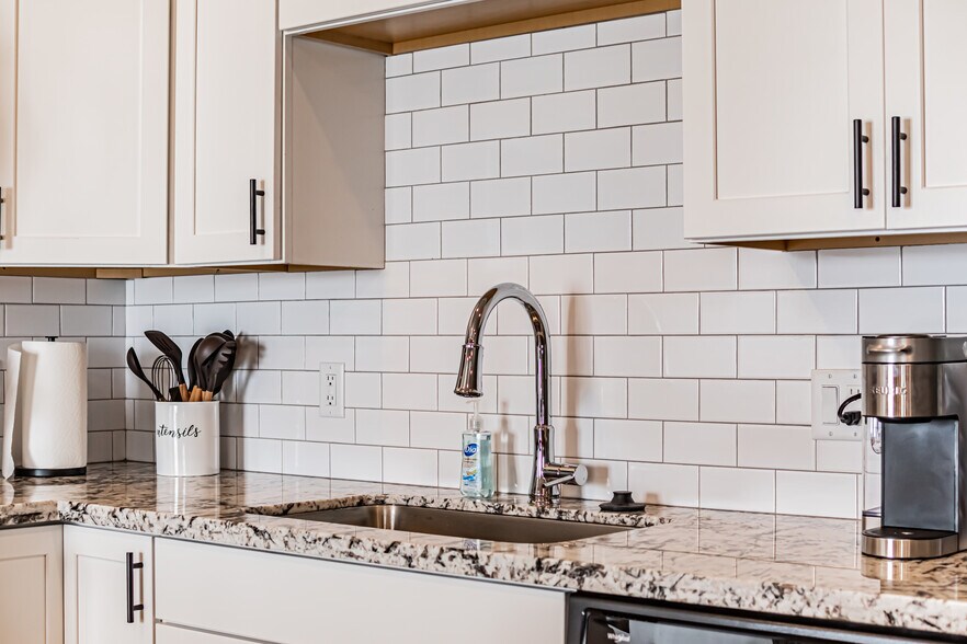 Building Photo - 380 S 3rd W