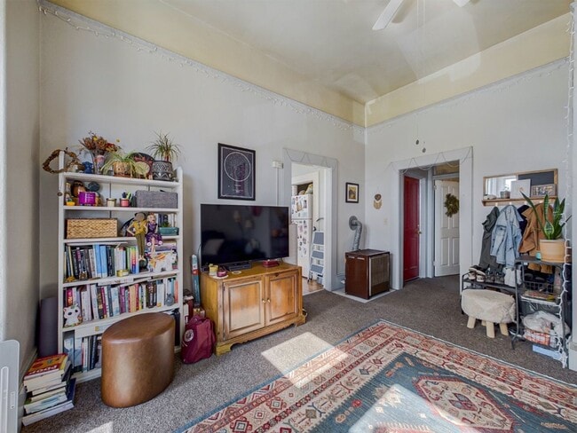 Building Photo - L 597