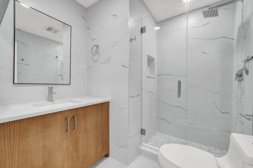 Building Photo - 23392 Country Club Dr E
