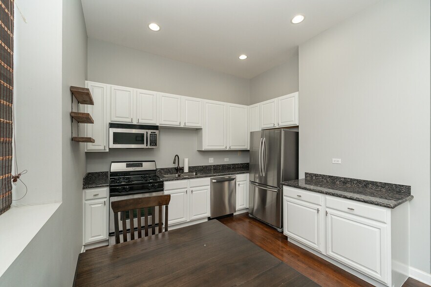 Building Photo - 1560 W Wabansia Ave